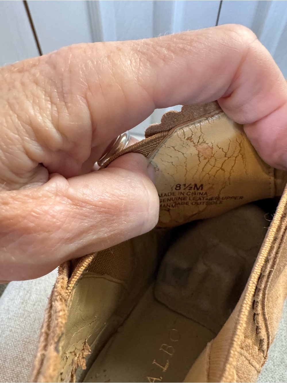 Talbots Woman’s Tan/Camel Scalloped Ankle Suede Booties Size 8.5 Inside Flaw - Picture 12 of 14